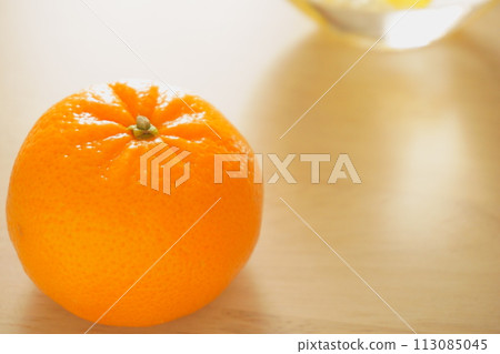 桌上有 1 個橘子 1 個 marcotte 113085045
