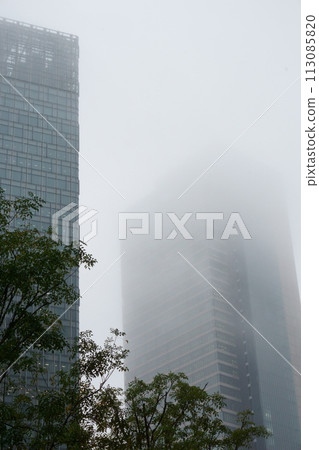名古屋站摩天大樓被雨遮蔽 1 113085820