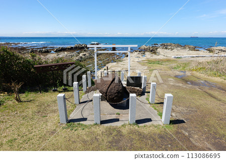 Tateyama City, Chiba Prefecture, Susaki Shrine sacred stone and the Pacific Ocean, March 113086695