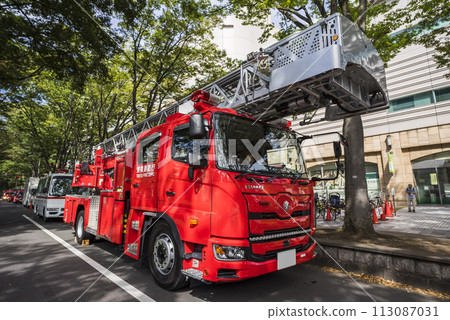 Stand-by fire engine, fire engine, emergency vehicle, ladder vehicle 113087031