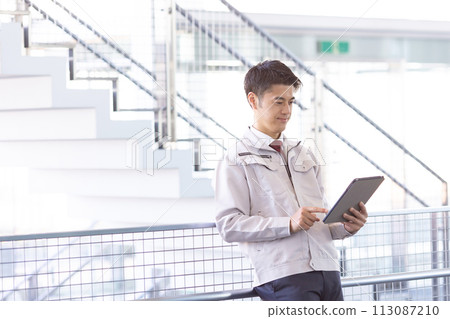 Men in work clothes middle tablet 113087210