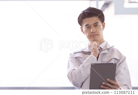 Men in work clothes middle tablet 113087211