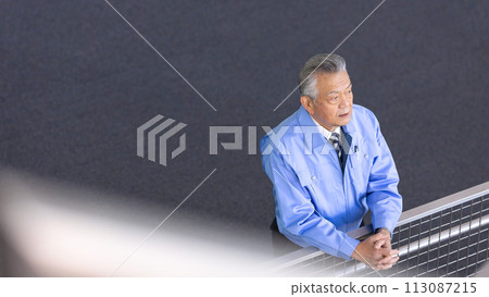 穿著工作服思考的老人 113087215