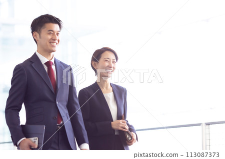 Men and women, business, walking 113087373