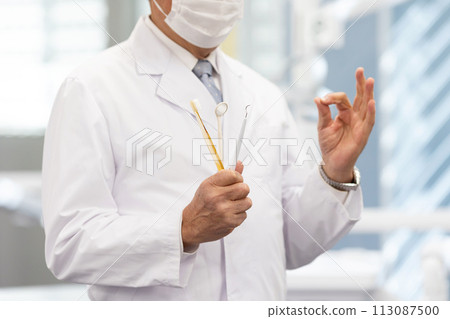 穿白大衣的男性,牙科護理,牙醫,不露面 穿白大衣的男性,牙科護理,牙醫,不露面 113087500