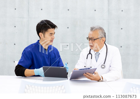 Medical image doctor conversation 113087673