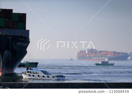 貨櫃船靠岸 113088439