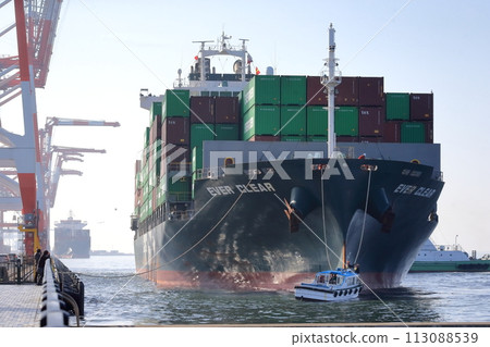貨櫃船靠岸 113088539