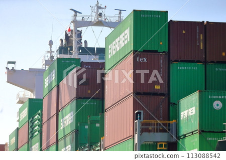 貨櫃船靠岸 113088542