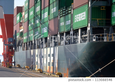 Container ship docking 113088546