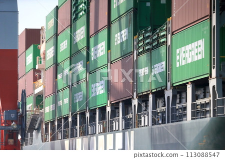 Container ship docking Container ship docking 113088547