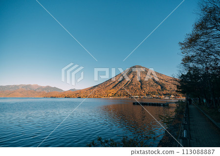 紅葉的中禪寺湖和湖面閃耀的風景 113088887