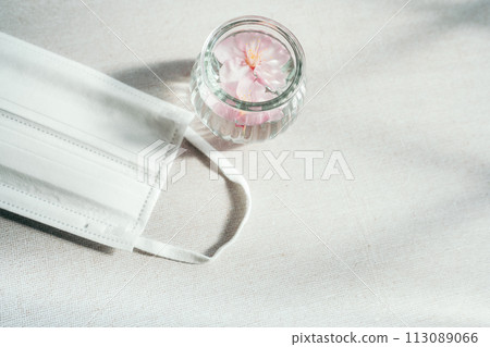 不織布口罩和瓶中櫻花 不織布口罩和瓶中櫻花 113089066