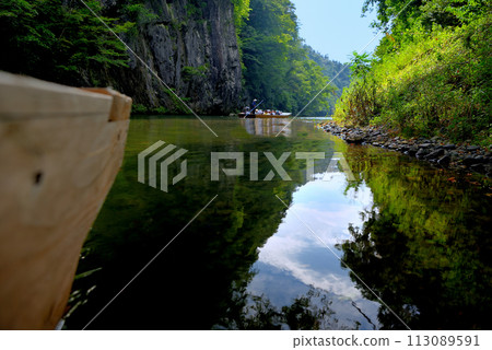 Tohoku, Geibikei, boat rafting, in front of Amayoke Rock, image of boats passing each other on the Geibikei River rafting, Ichinoseki City, Iwate Prefecture (3) Tohoku, Geibikei, boat rafting, in front of Amayoke Rock, image of boats passing each other on the Geibikei River rafting, Ichinoseki City, Iwate Prefecture (3) 113089591