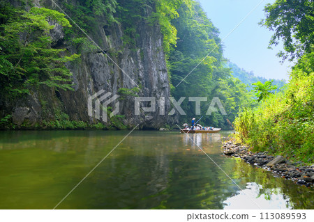 Tohoku, Geibikei, Boat ride down the Geibikei River, boat passing by Amayoke Rock, Ichinoseki City, Iwate Prefecture (3) 113089593