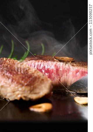 Cut beef thigh steak 113090257