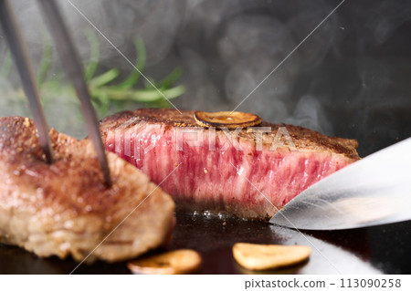 Cut beef thigh steak 113090258