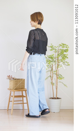 Fashion coordination of women's spring clothes and summer clothes, whole body (portrait) 113091012