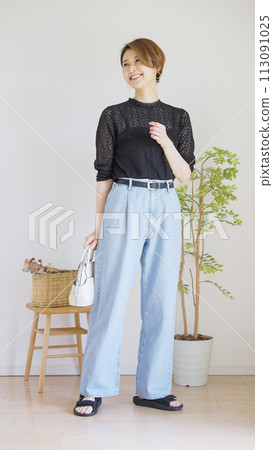 Fashion coordination of women's spring clothes and summer clothes, whole body (portrait) 113091025