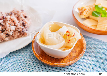 白湯醃製新鮮洋蔥和紅豆飯 白湯醃製新鮮洋蔥和紅豆飯 113091050
