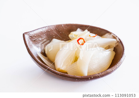 Lightly pickled new onions 113091053