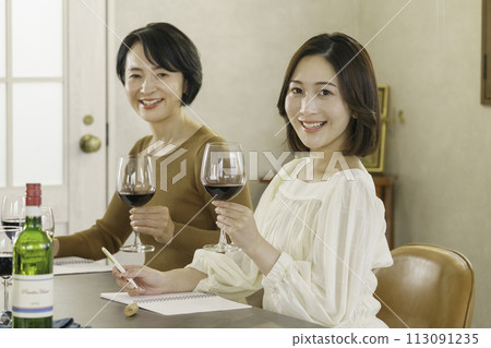 兩位女士在葡萄酒學校品嚐葡萄酒 兩位女士在葡萄酒學校品嚐葡萄酒 113091235