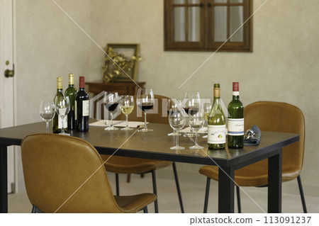 葡萄酒學校桌，配有葡萄酒和酒杯 113091237