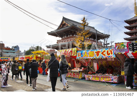 Walking around, fascinated by the market stalls. Which is the best way to enjoy a sense of freedom and eat while walking? 113091467