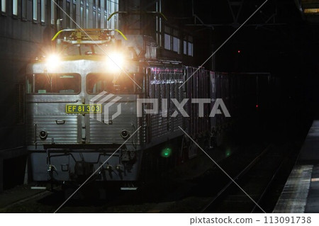 EF81 303 towed container train running at night at Kawauchi Station 113091738