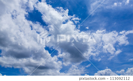 許多雲在盛夏的藍天上流動 許多雲在盛夏的藍天上流動 113092112