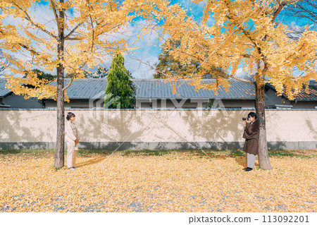 一棵長著秋葉的銀杏樹和一對穿著浴衣的夫婦 一棵長著秋葉的銀杏樹和一對穿著浴衣的夫婦 113092201