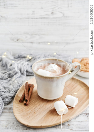 Mug with cocoa and marshmallow 113093002