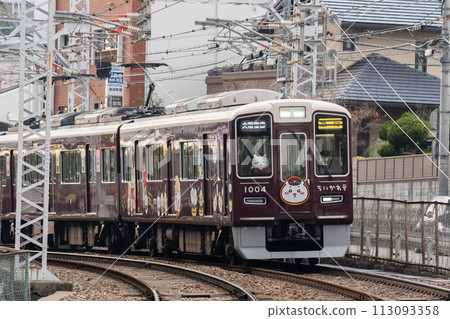 [Hankyu Takarazuka Line] A train passing through a shopping street 113093358