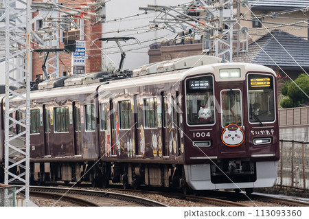 [Hankyu Takarazuka Line] A train passing through a shopping street 113093360