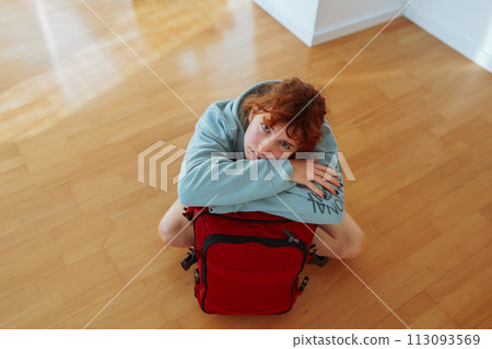 portrait attractive teenage girl with suitcase and pet cat, in an empty apartment portrait attractive teenage girl with suitcase and pet cat, in an empty apartment 113093569