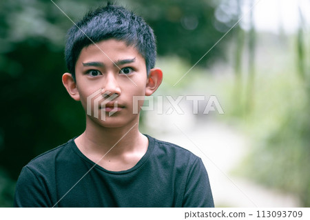 一個睜大眼睛的男人 113093709