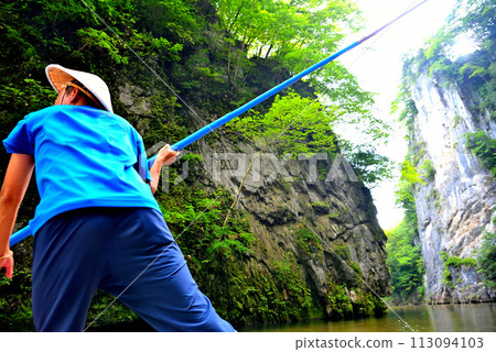 Tohoku, Geibikei, boat ride, you can't help but admire the powerful movement of the boatman as he rows out from the terminal point, Ichinoseki City, Iwate Prefecture (1) 113094103