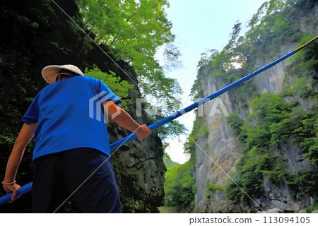 Tohoku, Geibikei, Boat Ride, Watching the powerful movements of the boatman as he sets off from the end of the river, Ichinoseki City, Iwate Prefecture (3) 113094105