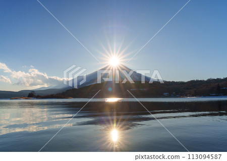從山中湖看到的夕陽下的鑽石富士 從山中湖看到的夕陽下的鑽石富士 113094587