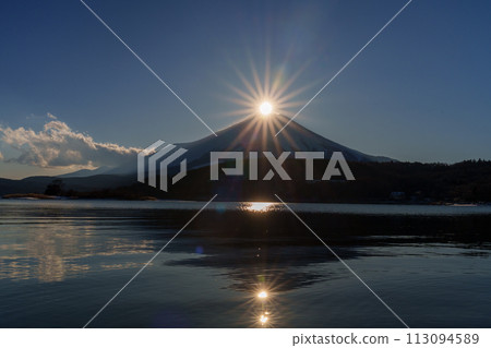 從山中湖看到的夕陽下的鑽石富士 113094589