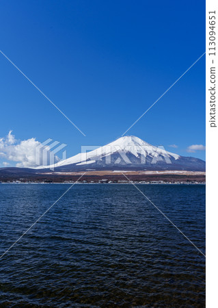 從山中湖看到藍天和富士山 從山中湖看到藍天和富士山 113094651