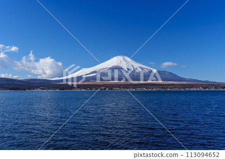 從山中湖看到藍天和富士山 從山中湖看到藍天和富士山 113094652