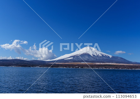 從山中湖看到藍天和富士山 113094653