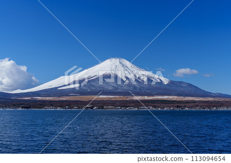從山中湖看到藍天和富士山 113094654