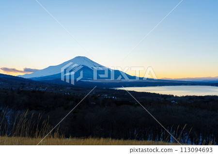 從山中湖看到藍天和富士山 113094693