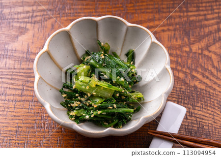 Chrysanthemum greens with sesame dressing Chrysanthemum greens with sesame dressing 113094954