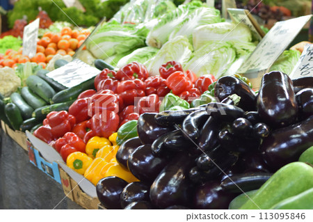 有很多蔬菜的市場 有很多蔬菜的市場 113095846