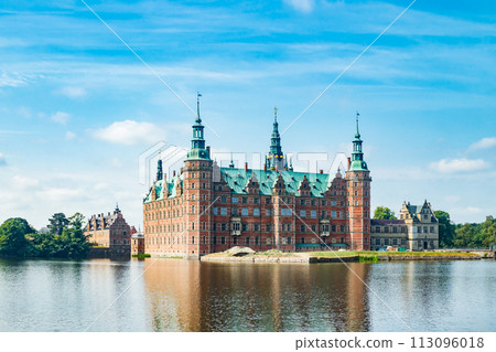 View of Frederiksborg castle in Hillerod, Denmark 113096018