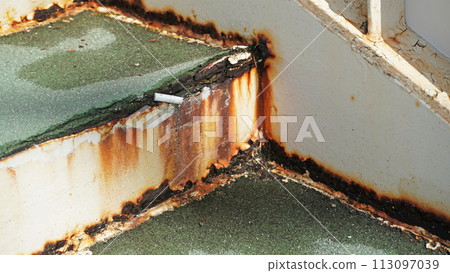 人行天橋樓梯老化(油漆生鏽、防水層剝落) 人行天橋樓梯老化(油漆生鏽、防水層剝落) 113097039