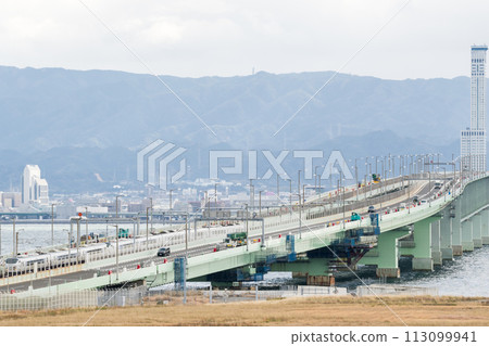 [關西機場線] 穿過聯絡橋的快速列車 113099941